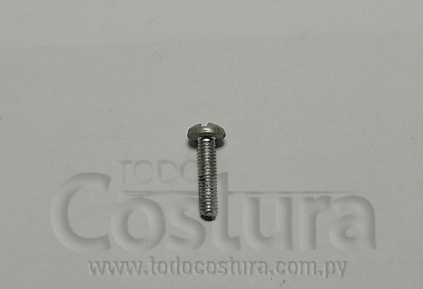 TORNILLO (CORTO) DE LA TAPA SUPERIOR SINGER OMEGA 9836C