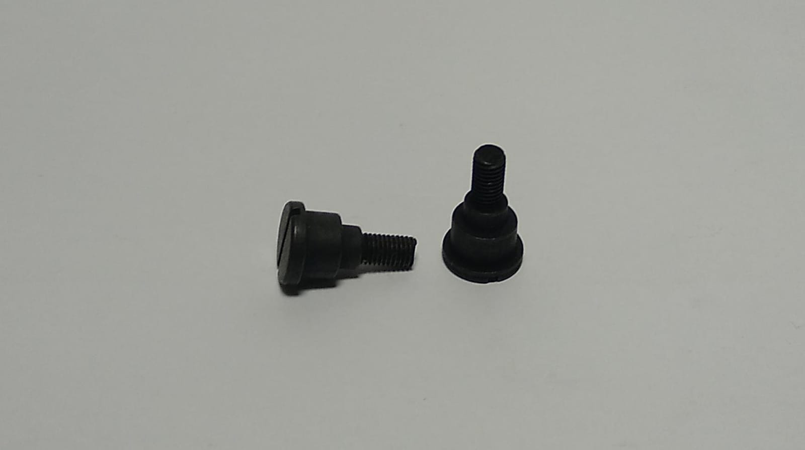 TORNILLO DEL BOTON (PUSH) DE TAPA LATERAL OVERLOCK GEM757F