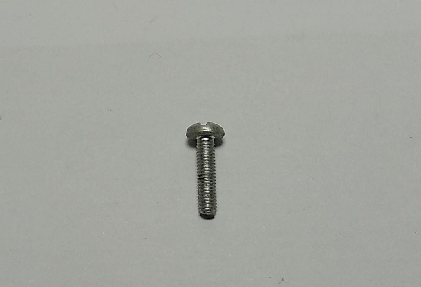 TORNILLO (CORTO) DE LA TAPA SUPERIOR SINGER OMEGA 9836C